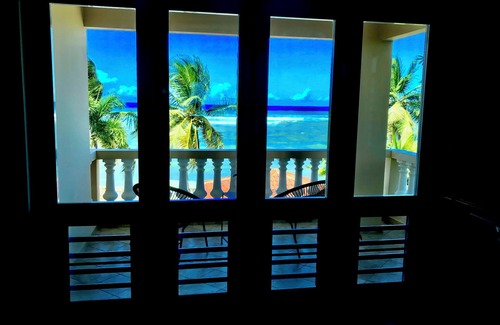 Guayabo Condo | "Romantico del Mar" - Beachfront, Gated, 200+ Mbps Wi-Fi, Battery Backup System