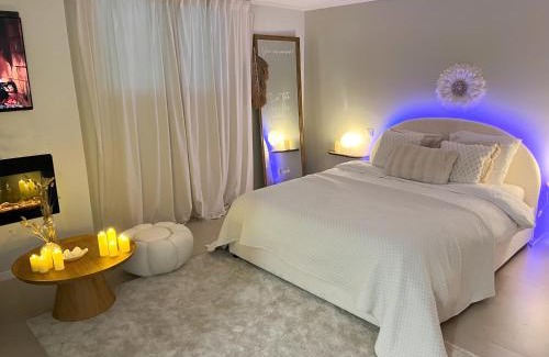 Juan-les-Pins Apartment | Romantique Room avec Jacuzzi