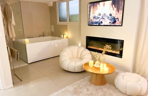 Juan-les-Pins Apartment | Romantique Room avec Jacuzzi
