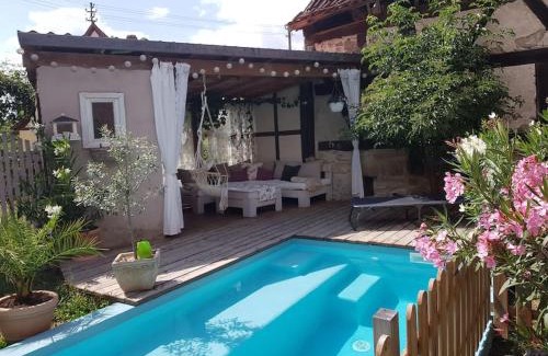 Hofheim in Unterfranken Apartment | Romantisches Rosencottage