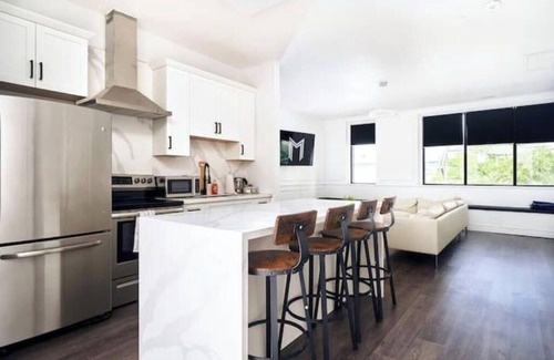 Windsor Apartment | ROOF TOP 2-Bedroom PentHouse with Roof Top Patio with BBQ