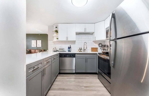 Oak Park House | Rooftop Access with Views and Gym - LCP Collection