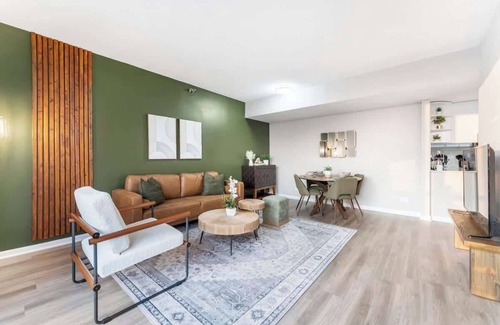 Oak Park House | Rooftop Access with Views and Gym - LCP Collection