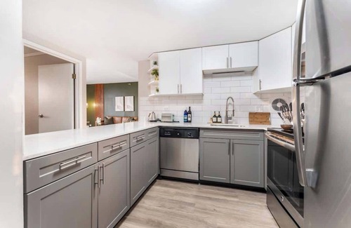 Oak Park House | Rooftop Access with Views and Gym - LCP Collection