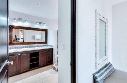Barrio Los Villalobos House | Rooftop balcony oceanfront PH condo with King beds