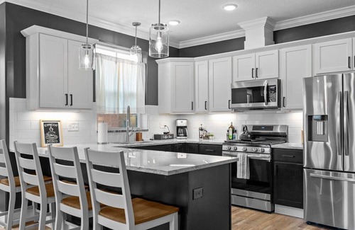 Weinland Park House | Rooftop Hot Tub - Spacious Luxury w/Free Parking
