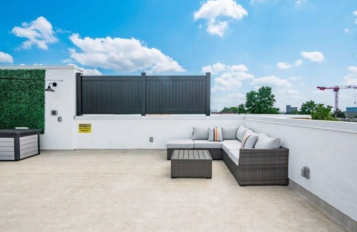 Weinland Park House | Rooftop Hot Tub - Spacious Luxury w/Free Parking