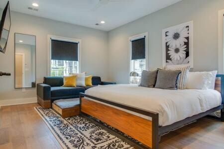 Germantown House | Rooftop Mansion with City Views