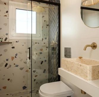 Mousio Apartment | Rooftops of Athens - Areos Studio Jacuzzi & View