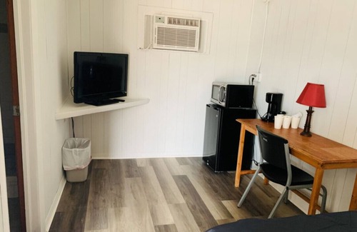 Harper Hotel | Room 10 - Standard Queen - Sleeps 2 - Harper Motel