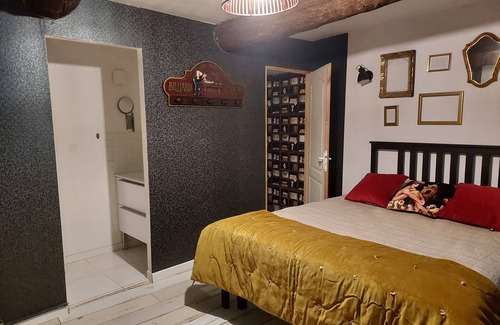 Serignan-du-Comtat Bed & Breakfast | Room 1852 on the ground floor in a village house