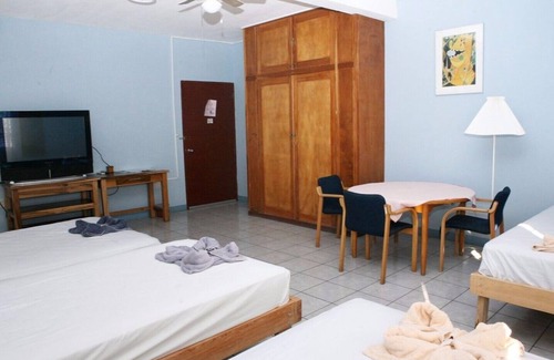 Managua Bed & Breakfast | ROOM 2-B - 4 SINGLE BEDS