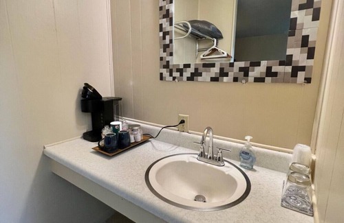 Harper Hotel | Room 28 - Standard Queen - Sleeps 2 - Harper Motel