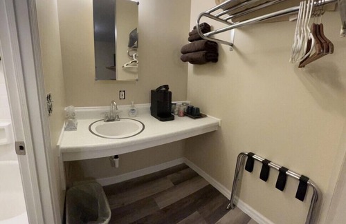 Harper Hotel | Room 29 - Standard Queen - Sleeps 2 - Harper Motel