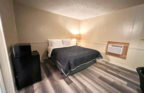 Harper Hotel | Room 33 - Standard Queen - Sleeps 2 - Harper Motel