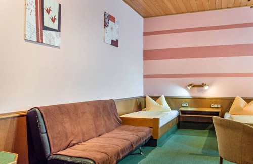 Lehrberg Apartment | Room 6/3 - 4 bed with Wi-Fi