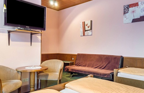 Lehrberg Apartment | Room 6/3 - 4 bed with Wi-Fi