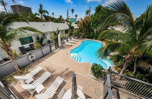 Sunset Beach Apartment | Room 7b · Newly Renovated 1- bedroom suite View of the Water