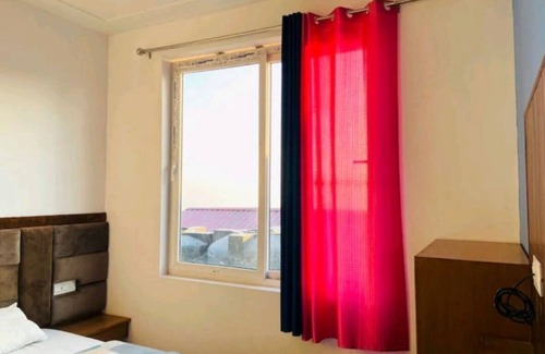 The Mall Road Hotel | Room 8 - Hill view Doon view city view