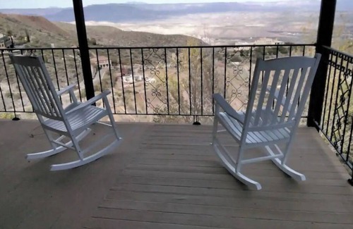 Jerome Condo | Room at the top of the world Jerome