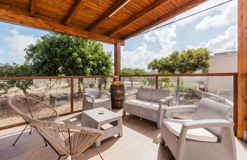Rilievo Apartment | Room 'Azzarola' with Shared Garden, Wi-Fi and Air Conditioning
