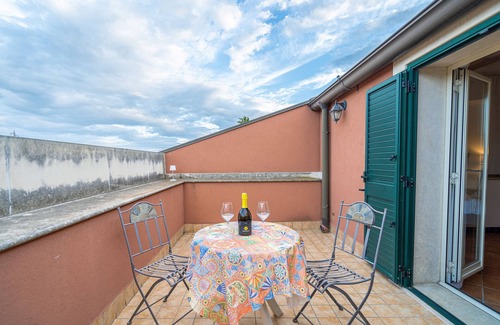 Syracuse Apartment | Room 'Cabernet R12' with Shared Pool, Wi-Fi and Air Conditioning