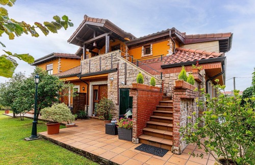Marina de Cudeyo Apartment | Room 'Camelia' with Mountain View, Shared Terrace and Wi-Fi