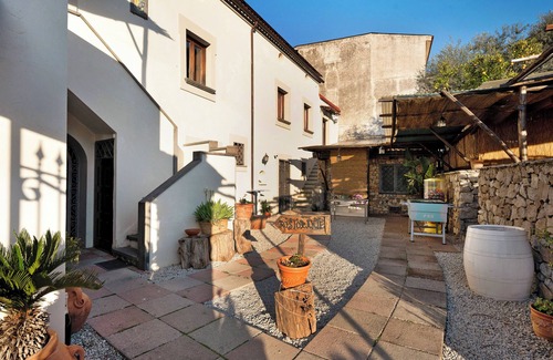 Gragnano Apartment | Room 'Camera Stabia Con Vista Mare' with Shared Terrace, Shared Garden and Wi-Fi