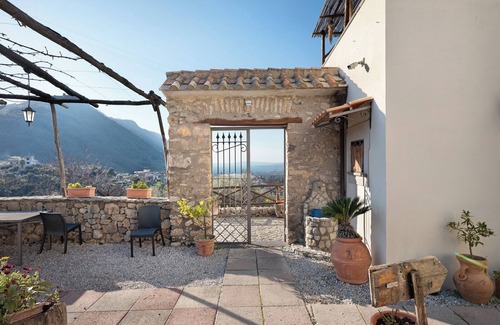 Gragnano Apartment | Room 'Camera Stabia Con Vista Mare' with Shared Terrace, Shared Garden and Wi-Fi