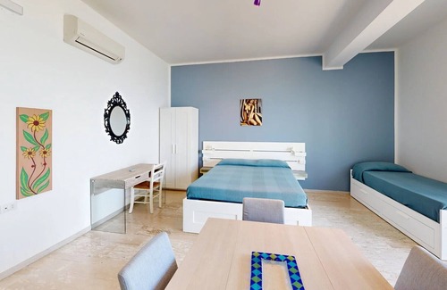 Briatico Bed & Breakfast | Room 'Camera Viola' with Balcony, Wi-Fi and Air Conditioning