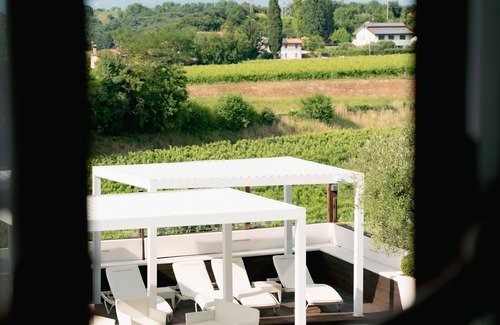 Sommacampagna Apartment | Room 'Casino Di Caccia 2' with Shared Pool, Wi-Fi and Air Conditioning