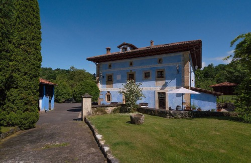 Santianes de Ola Apartment | Room 'Castañu' with Mountain View, Shared Garden and Wi-Fi