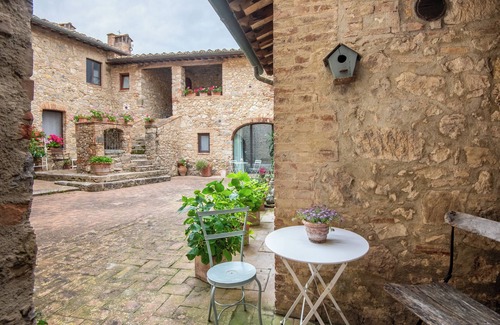 San Macario In Monte Apartment | Room 'Countryhometuscany - Courtyard' with Shared Pool, Private Terrace and Wi-Fi