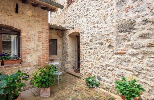 San Macario In Monte Apartment | Room 'Countryhometuscany - Courtyard' with Shared Pool, Private Terrace and Wi-Fi