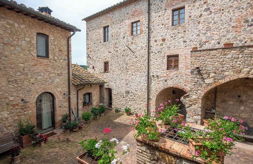 San Macario In Monte Apartment | Room 'Countryhometuscany - Courtyard' with Shared Pool, Private Terrace and Wi-Fi