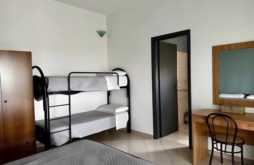 Vignacastrisi Apartment | Room 'Dalia 2' with Shared Terrace, Wi-Fi and Air Conditioning