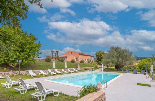 Syracuse Apartment | Room 'Dea Vulcano R7' with Shared Pool, Wi-Fi and Air Conditioning
