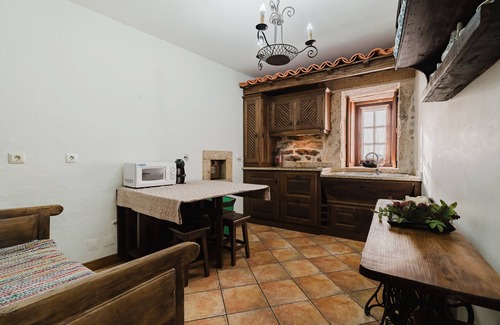 Montalegre Apartment | Room 'Duplo - 3' with Shared Terrace and Wi-Fi