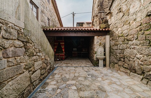 Montalegre Apartment | Room 'Duplo - 3' with Shared Terrace and Wi-Fi