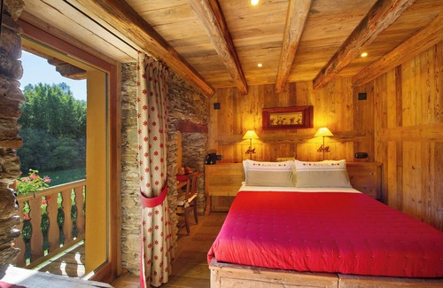 Brusson Bed & Breakfast | Room 'Flocon' with Shared Garden, Balcony and Wi-Fi
