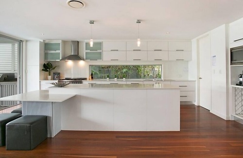 Broadbeach Waters House | Room for everyone in this luxurious waterfront home!