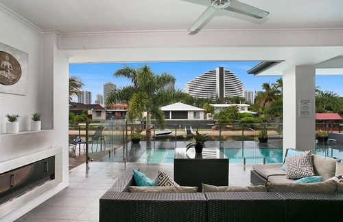 Broadbeach Waters House | Room for everyone in this luxurious waterfront home!