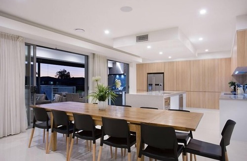 Broadbeach Waters House | Room for everyone in this luxurious waterfront property!
