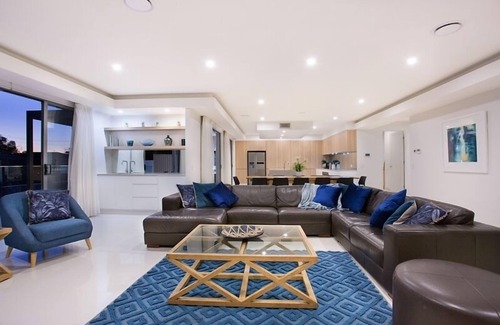 Broadbeach Waters House | Room for everyone in this luxurious waterfront property!