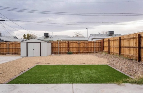 Downtown Las Vegas House | Room for ladies only