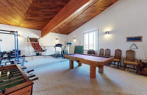 Legal House | room for rent in 8100 sq ft mansion in country