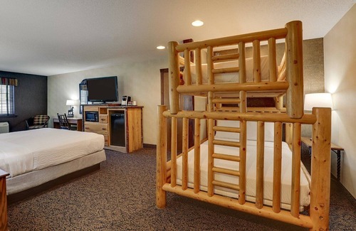 Johnston Hotel | Room for the Crew! Expanded King Bunk Bed Suite, Stoney Creek Des Moines