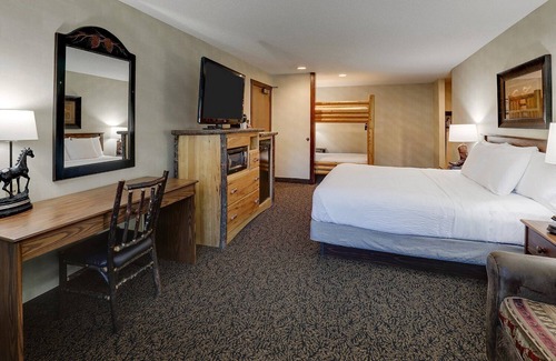 Johnston Hotel | Room for the Crew! Expanded King Bunk Bed Suite, Stoney Creek Des Moines