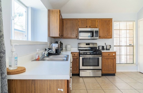 Round Rock House | Room for the Whole Crew! Complimentary Drinks, shampoos, extra airbeds, Pet frie