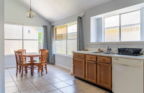 Round Rock House | Room for the Whole Crew! Complimentary Drinks, shampoos, extra airbeds, Pet frie